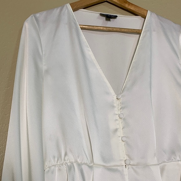 Topshop Women’s Button Cropped Long Sleeve Peplum Blouse Ivory Satin Size US‎ 6 - Picture 2 of 8